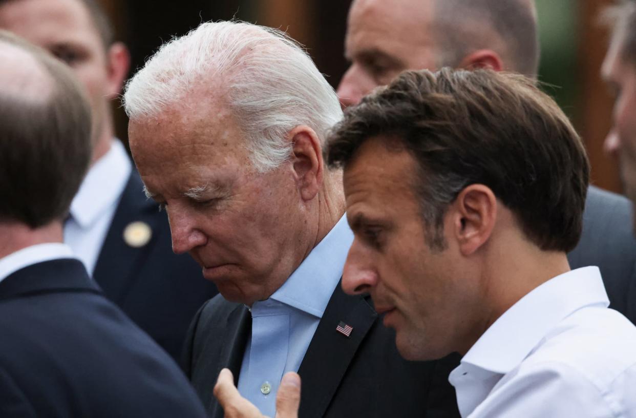 Joe Biden et Emmanuel Macron au G7, le 27 juin 2022.  - LUKAS BARTH / POOL / AFP