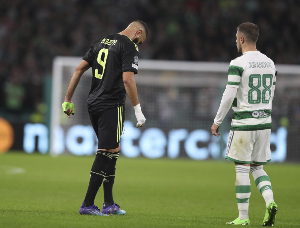 El francés Karim Benzema, del Real Madrid, abandona la cancha tras ser sustituido del encuentro de la Liga de Campeones ante el Celtic, el martes 6 de septiembre de 2022, en Glasgow (AP Foto/Scott Heppell)