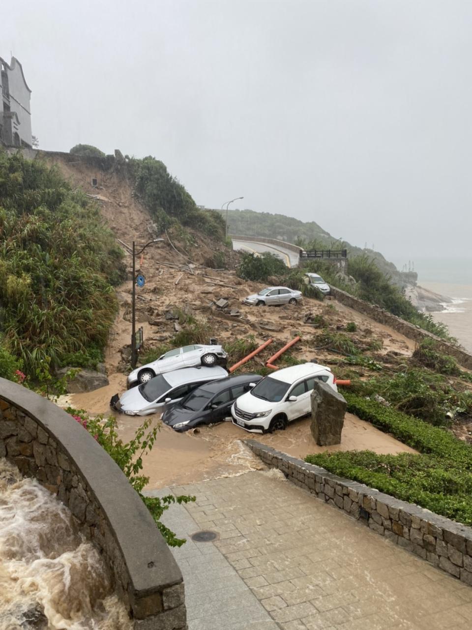 馬祖北竿鄉著名的觀光景點芹壁村下方的道路爆發土石流，多部汽車被土石滅頂，這是近年馬祖地區最嚴重的颱風災情。   照片：北竿鄉民line群組