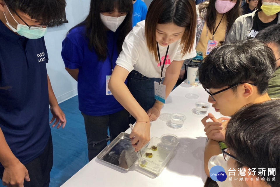 台灣橫浜八景島-Xpark職場體驗，帶領學員實際操作珊瑚復育與照護工作。