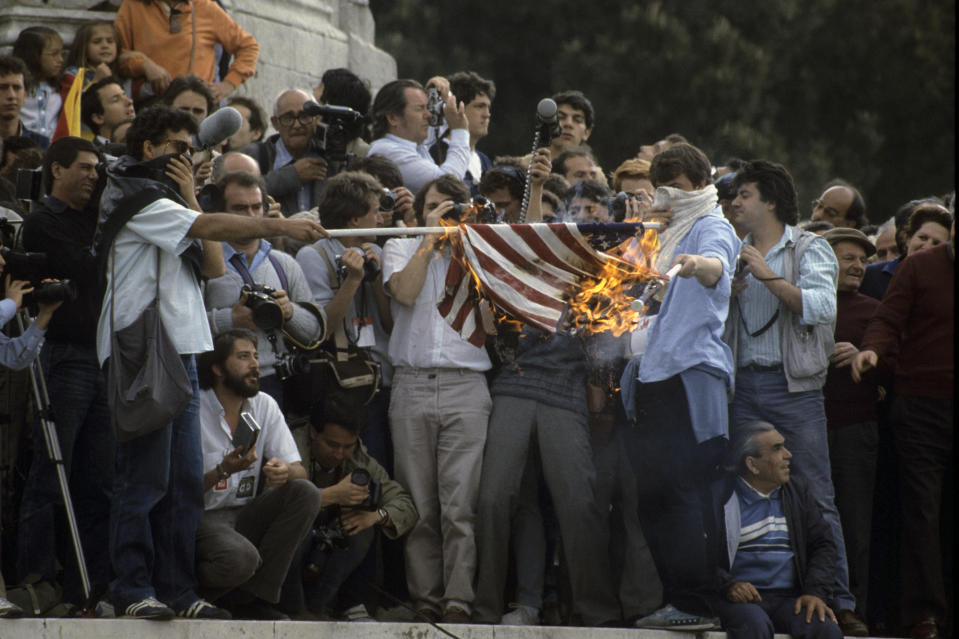<p>Incluso en algunas localidades como Madrid se llegaron a quemar banderas estadounidenses.. (Photo by Francois LOCHON/Gamma-Rapho via Getty Images)</p> 