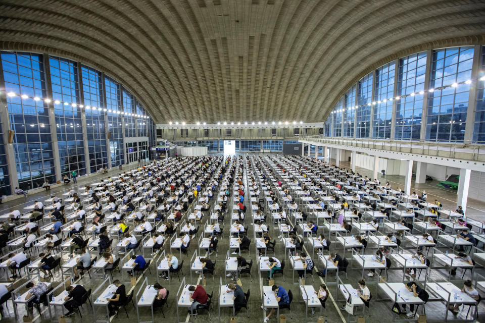 La celebración de las pruebas de selectividad en un recinto tan enorme permite hacerle el examen a mucha gente a la vez, pero tiene un elevado riesgo de transmisión. (REUTERS/Marko Djurica)