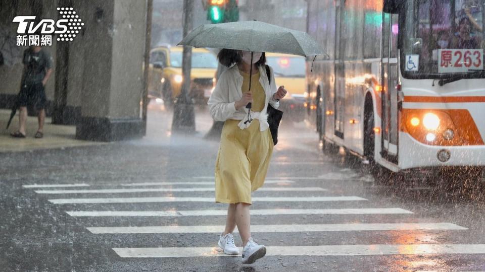 雨區擴大，一路下到入夜。（示意圖／TVBS資料照）