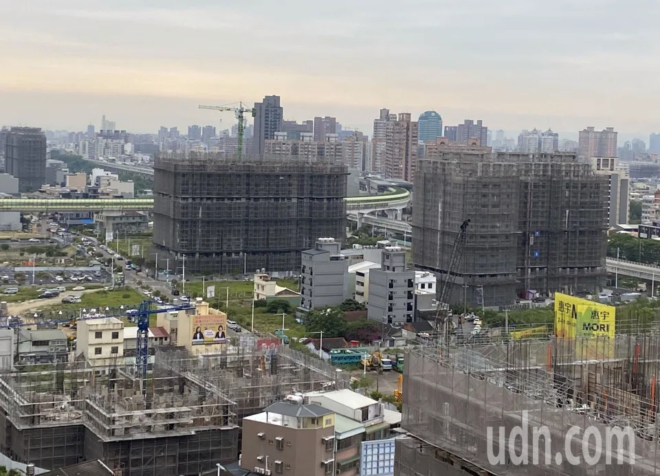 台中北屯機捷總站周邊近年建案如雨後春筍般拔地而起，推案量大，如同進到大型工地一般。記者趙容萱／攝影