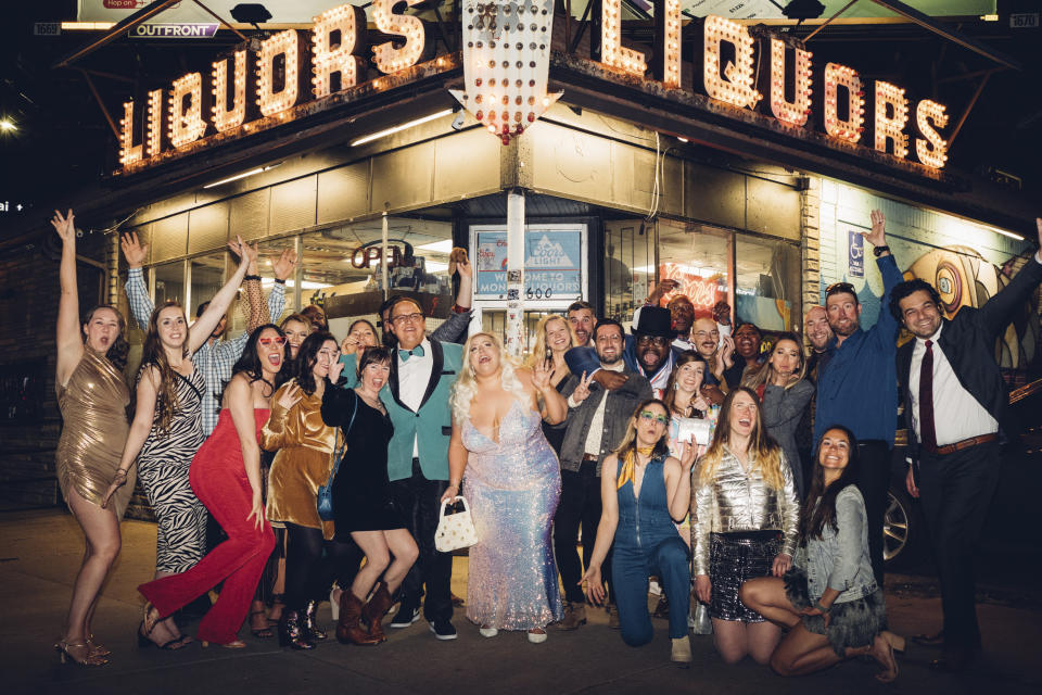 Invitados de una boda con temática en un bar posan para una fotografía, el 1 de abril de 2023, en Denver. (Bre Holligan Photography vía AP)