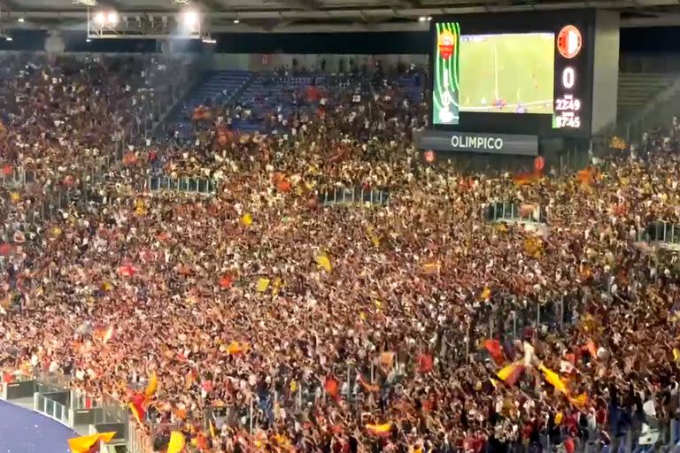 Espectacular imagen del Olímpico, sin fútbol, con la pasión de los hinchas, que luego invadieron el campo de juego