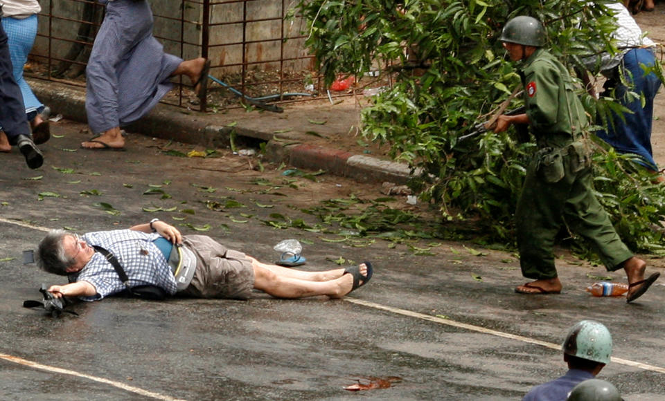 Foto del periodista Kenji Nagai tras ser disparado