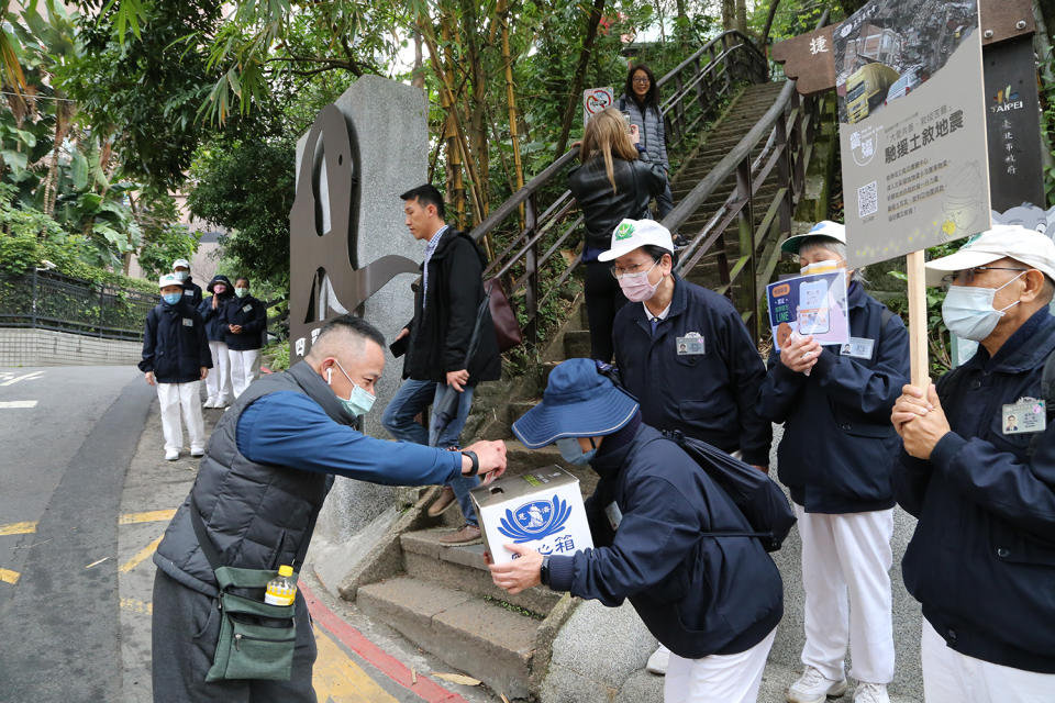 信義區象山登山健行民眾，見慈濟人募心募愛，隨喜捐善款。