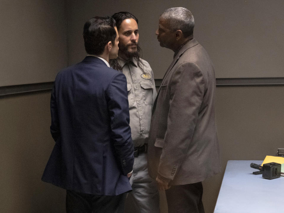 En esta imagen proporcionada por Warner Bros. Pictures Rami Malek, de izquierda a derecha, Jared Leto y Denzel Washington en una escena de "The Little Things". (Nicola Goode/Warner Bros Pictures via AP)