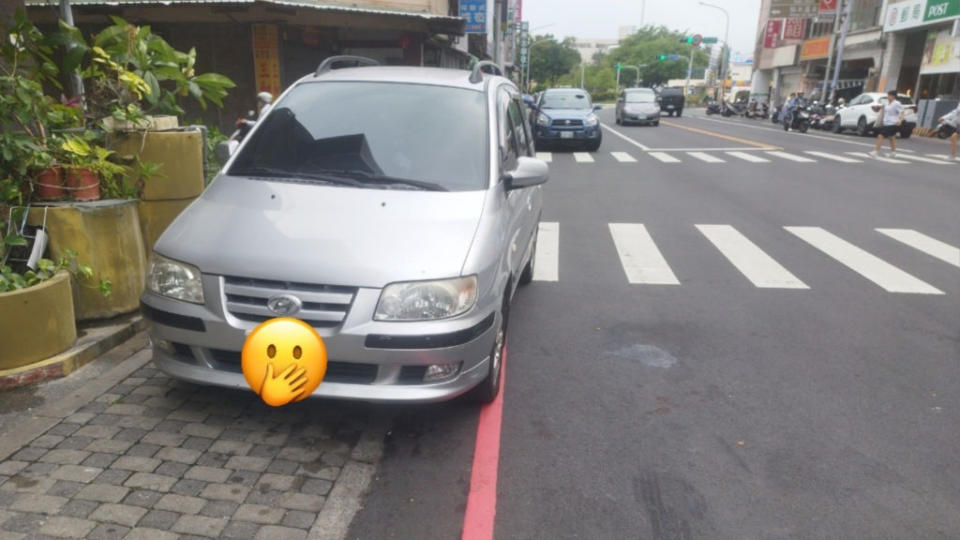 還有在台東的駕駛無視行人權益，將車輛違規停在人行道上。(圖片來源/ 翻攝自翻轉東台灣交通違規2.0臉書)