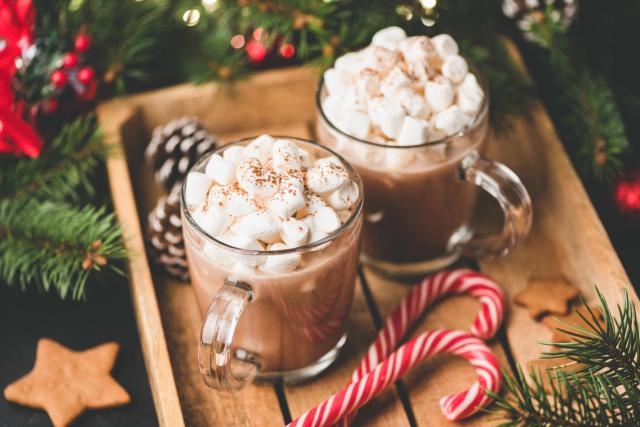 Une bombe de chocolat chaud au Kinder, le hack ultime pour vos boissons de  Noël !