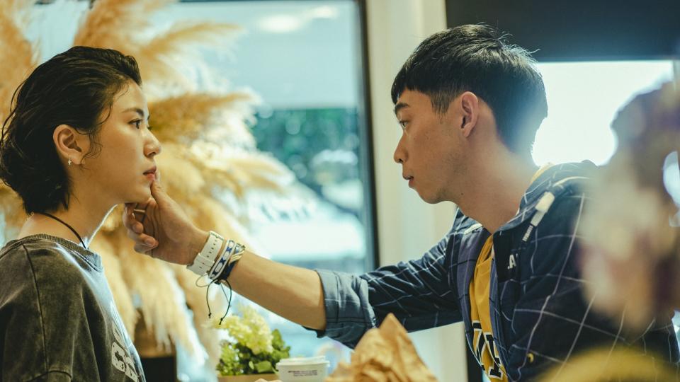 王可元在劇中用手抹掉陳璇臉上的番茄醬。（圖／華視）