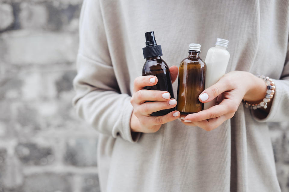 Plusieurs milliers de tonnes de cosmétiques terminent à la poubelle chaque année en France. (Photo : Getty Images)