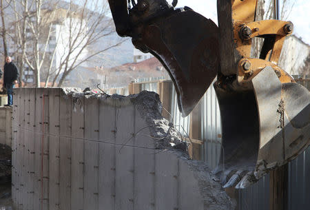 Bulldozers demolish a wall following weeks of tensions between Kosovo and Serbia, in the ethnically divided town of Mitrovica, Kosovo February 5, 2017. REUTERS/Hazir Reka