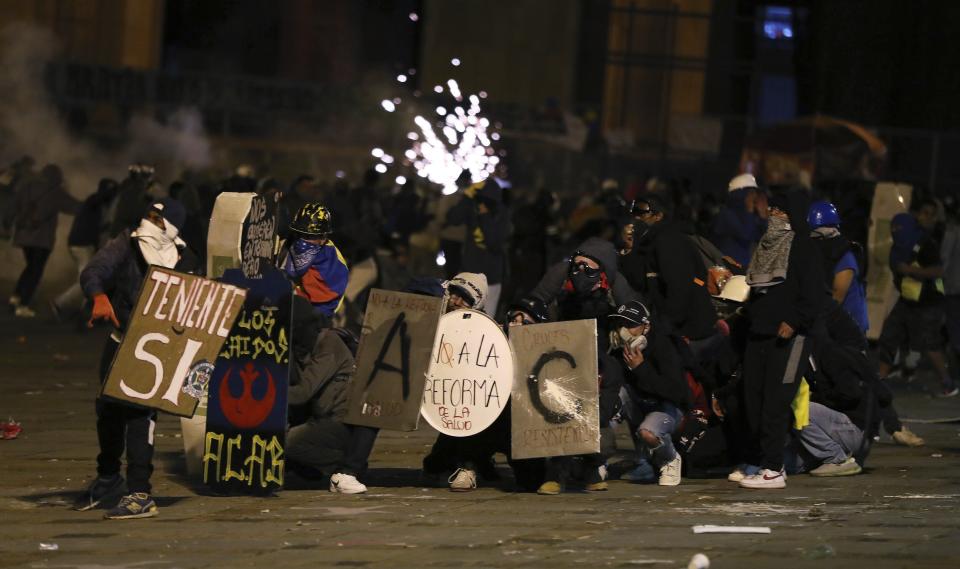 Manifestantes chocan con la policía durante una protesta contra el gobierno en Bogotá, Colombia, el miércoles 12 de mayo de 2021. (AP Foto/Fernando Vergara)
