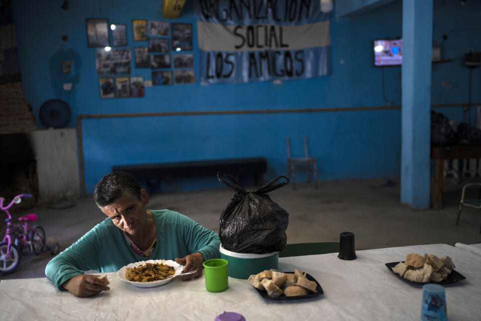 ARCHIVO - Marisa Lara, de 50 años, come un almuerzo gratis en el comedor social Los Amigos en Buenos Aires, Argentina, el 15 de noviembre de 2022. (AP Foto/Rodrigo Abd, Archivo)
