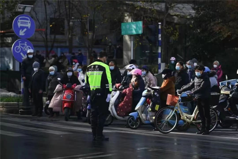 <strong>南京市響起防空警報，汽機車停駛就地默哀。（圖／翻攝「侵華日軍南京大屠殺遇難同胞紀念館」網站）</strong>