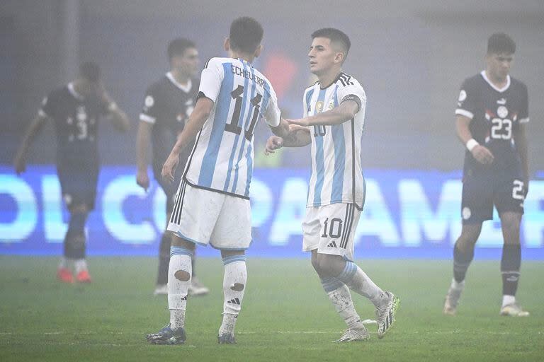 El saludo de Thiago Almada con Claudio Echeverri; Argentina sigue sin convencer