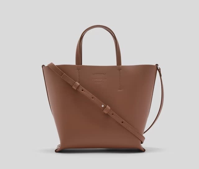 The Luxe Italian Leather Crossbody. Image via Everlane.