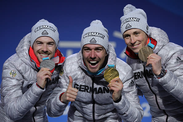 Ein Podium ganz in deutscher Hand. Fabian Rießle, Johannes Rydzek und Eric Frenzel holen sich die Medaillen ab