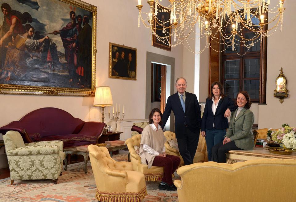 The Marchese Piero Antinori with daughters Allegra, Alessia and Albiera, photoghaphed in their residence - Alamy