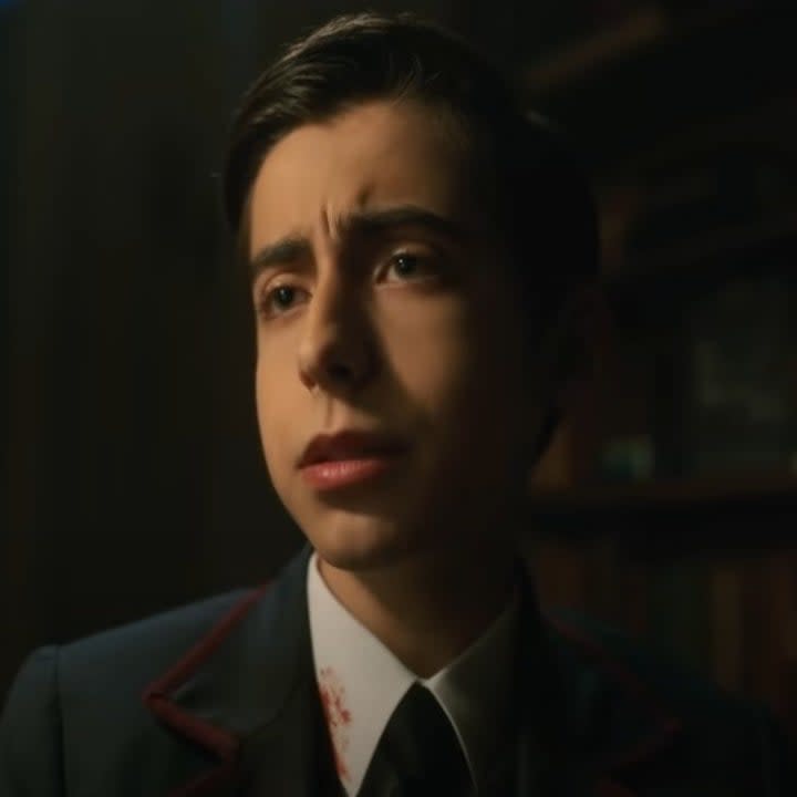 Aidan Gallagher as Number Five telling someone about the end of world