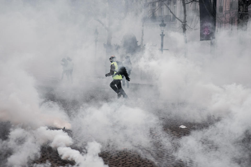 Violent clashes between security forces and protesters break out during a demonstration of Yellow Jackets in Paris, Dec. 8, 2018 on the Champs Elysées. (Photo: Chloe Sharrock/ Le Pictorium/Barcroft Media via Getty Images)