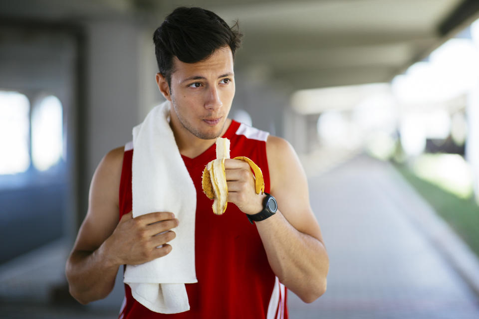 Las frutas deben ser parte de una alimentación balanceada, porque aportan vitaminas, minerales y fibra. (Getty Creative)