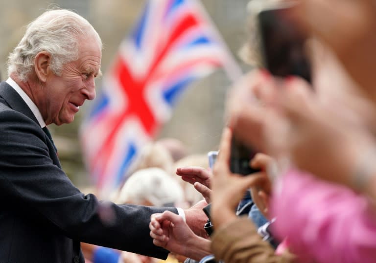 El rey Carlos III saluda al público durante una visita a Edinburgo, Escocia, el 3 de julio de 2023 (Andrew Milligan)
