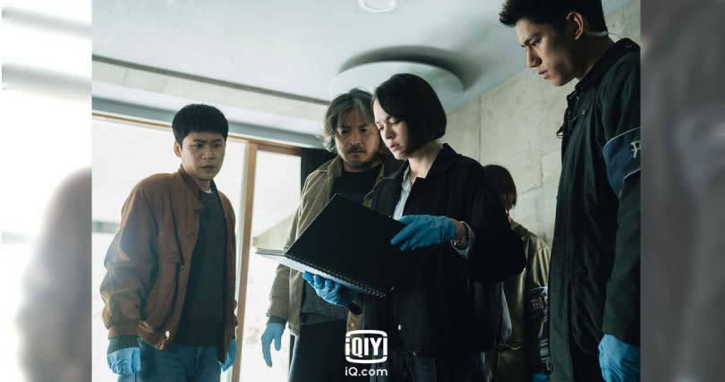   副分局長張榕容(左3)與李銘順(左2)追查兇手的犯案工具，首度合作的兩人很有默契。  