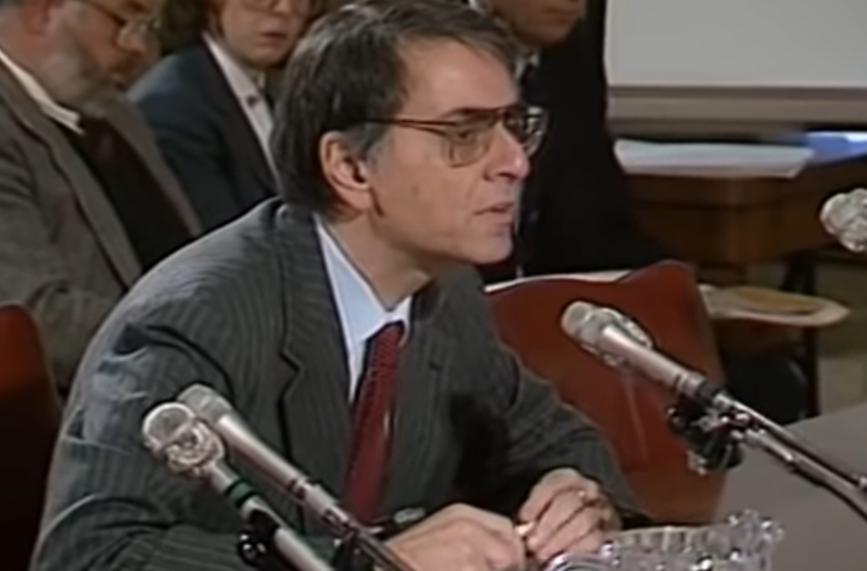 Carl Sagan durante su intervención en el Congreso de los Estados Unidos en 1985 - (Captura del vídeo en Youtube).