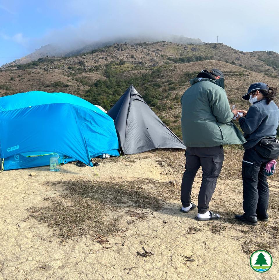 漁護署人員在農曆新年期間巡邏郊野公園，檢控違例露營人士。   （漁護署圖片）