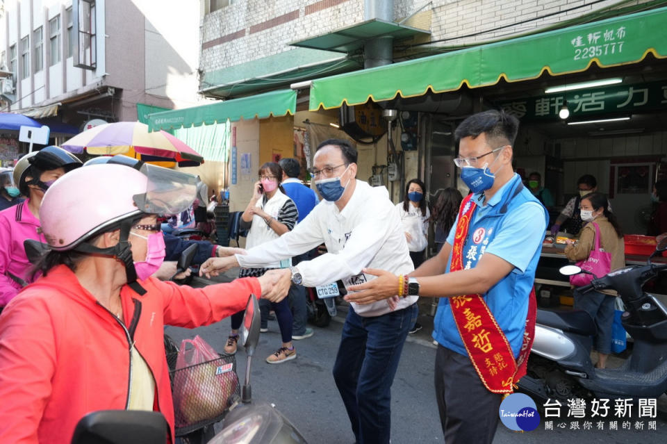 市場採買的主婦也向朱主席張嘉哲招呼。（國民黨南投縣黨部提供）