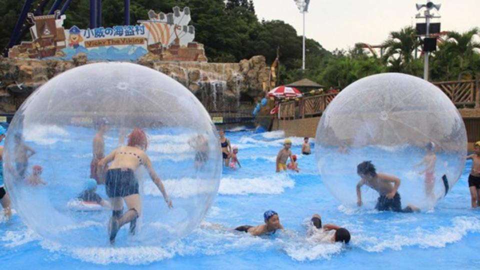 原理類似水上樂園常見的「水上紓壓球」。（圖／TVBS）