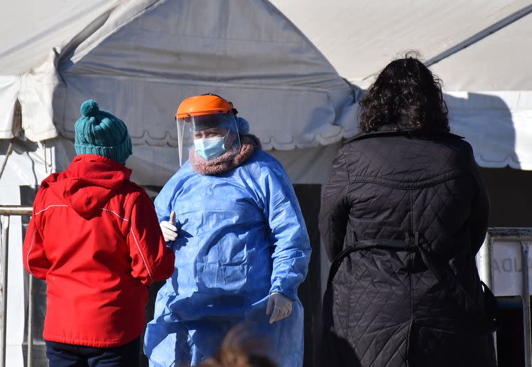 El ministerio de Salud de la provincia de Córdoba realiza testeos en el barrio Los Naranjos