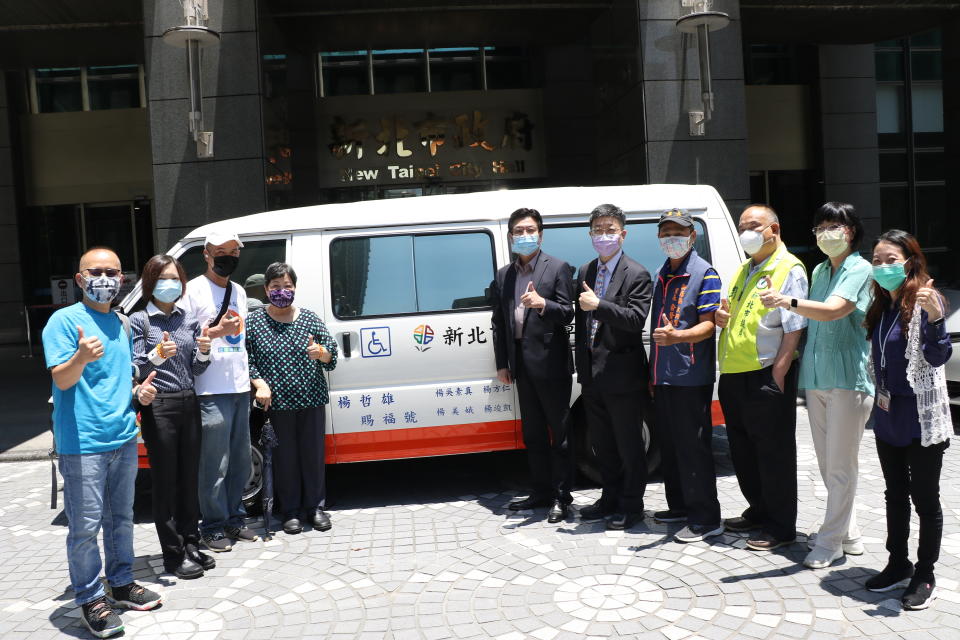 楊吳素真（左4）帶著兒女楊方仁、楊美娥和楊竣凱一起捐贈賜福號復康巴士 由副市長劉和然（右6）代表受贈。（新北市社會局提供）