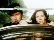 Noch bevor James Bond auf cineastische Böse-Buben- und Schürzenjagd ging, verteidigte John Steed (Patrick Macnee) Krone und Vaterland in "Mit Schirm, Charme und Melone". Diana Rigg alias Agentin Emma Peel blühte zudem nicht nur als modische Institution ihrer Zeit auf, sie verbreitete auch ein modernes Frauenbild. (Bild: Kinowelt)