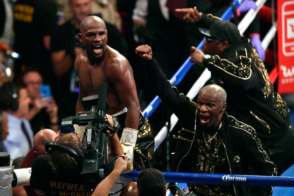 Floyd Mayweather celebrates his last win with his father Floyd Sr..jpg