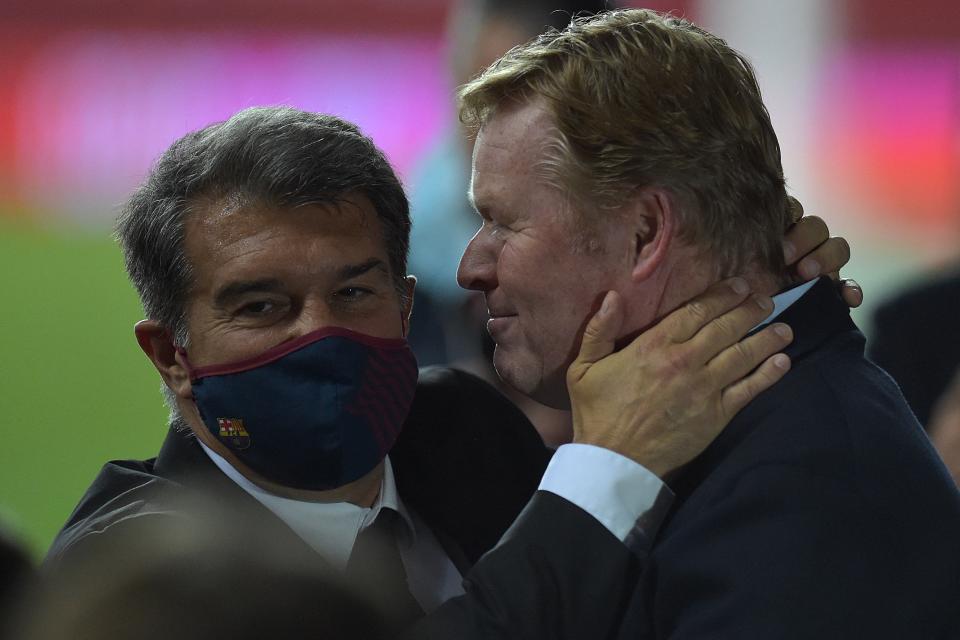 Joan Laporta y Ronald Koeman se saludan tras la final de Copa del Rey de la temporada pasada. (Foto: Cristina Quicler /AFP / Getty Images).