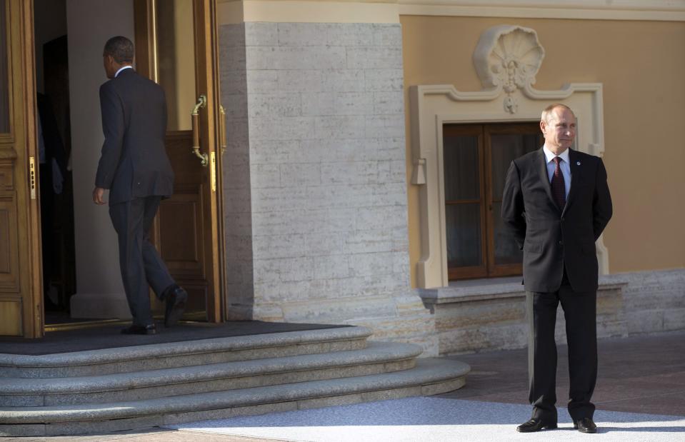 U.S. President Barack Obama (L) walks into Konstantin Palace after shaking hands with Russia's President Vladimir Putin during arrivals for the G20 summit in St. Petersburg September 5, 2013. (REUTERS/Pablo Martinez Monsivais)