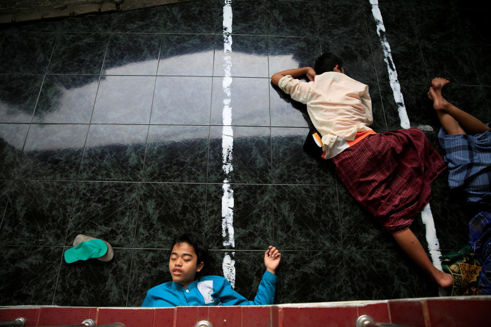 <p>Students sleep at a mosque during the holy month of Ramadan at Lirboyo Islamic boarding school in Kediri, Indonesia, May 16, 2018. (Photo: Beawiharta/Reuters) </p>