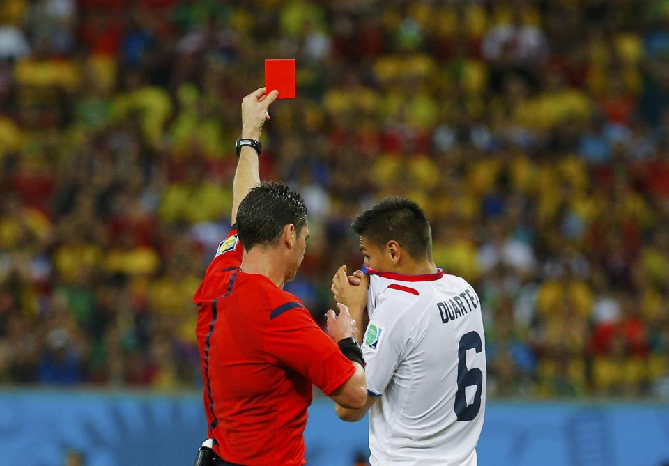 Costa Rica's Oscar Duarte (R) is shown the red card by referee Benjamin Williams of Australia after receiving two yellow cards during their 2014 World Cup round of 16 game against Greece at the Pernambuco arena in Recife June 29, 2014. REUTERS/Brian Snyder