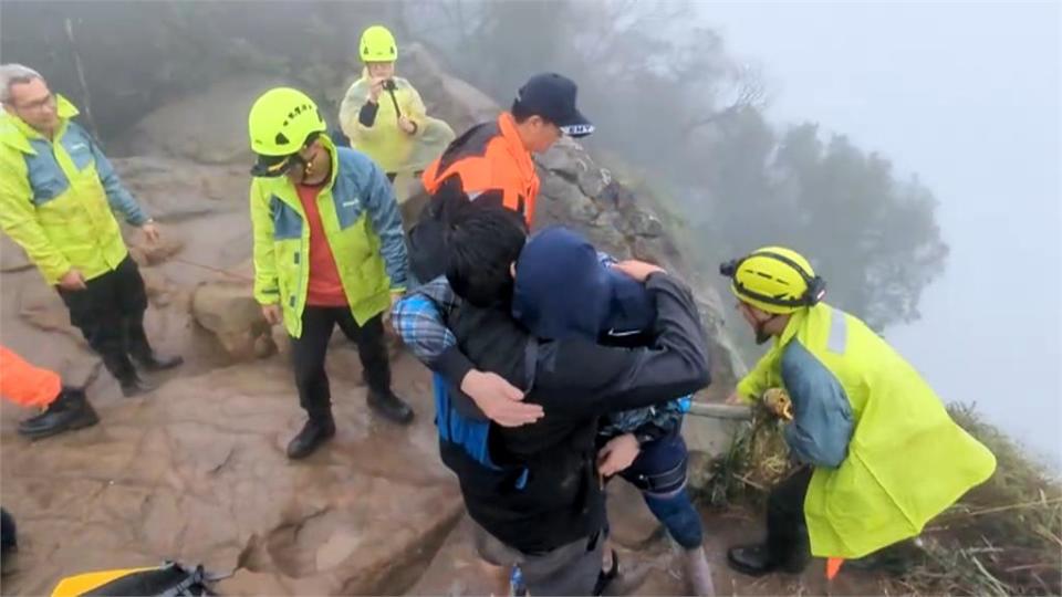 空拍機卡懸崖邊！　外籍男失足墜20米山谷