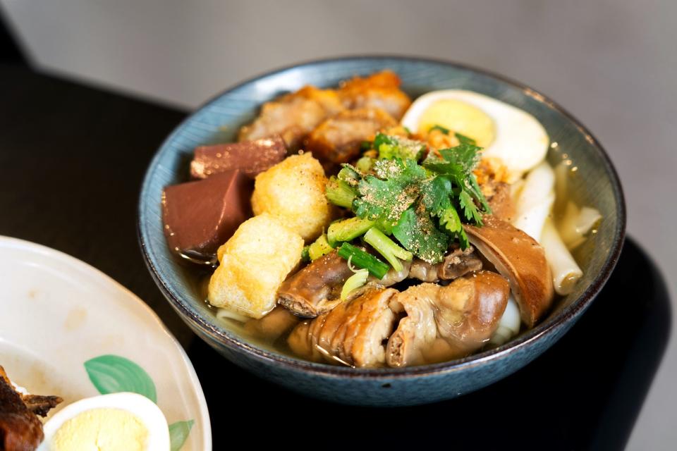 鬼汁（脆肉豬雜粿粉）是潮州話粿粉的諧音，屬於泰國唐人街常見的小食