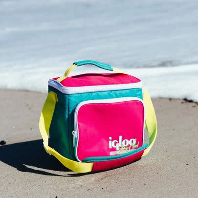 A '90s-themed insulated lunchbox for 22% off