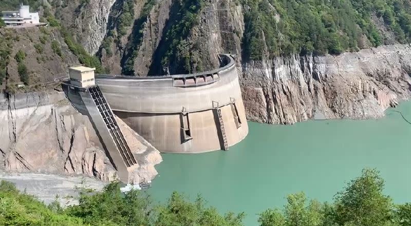 多處水庫水位持續下降，河床乾涸。（圖／台中市和平分局提供）