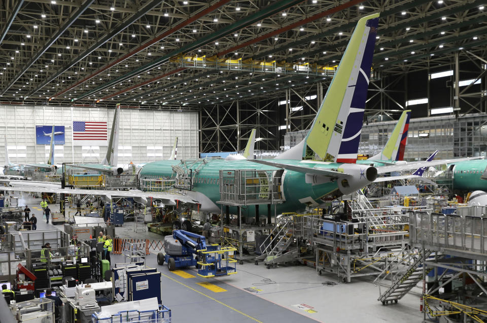 Mitarbeiter arbeiten am Bau einer Boeing 737 Max 8 während einer Pressetour im Boeing-Werk Renton. (Bild: Ted S. Warren/AP/dpa)