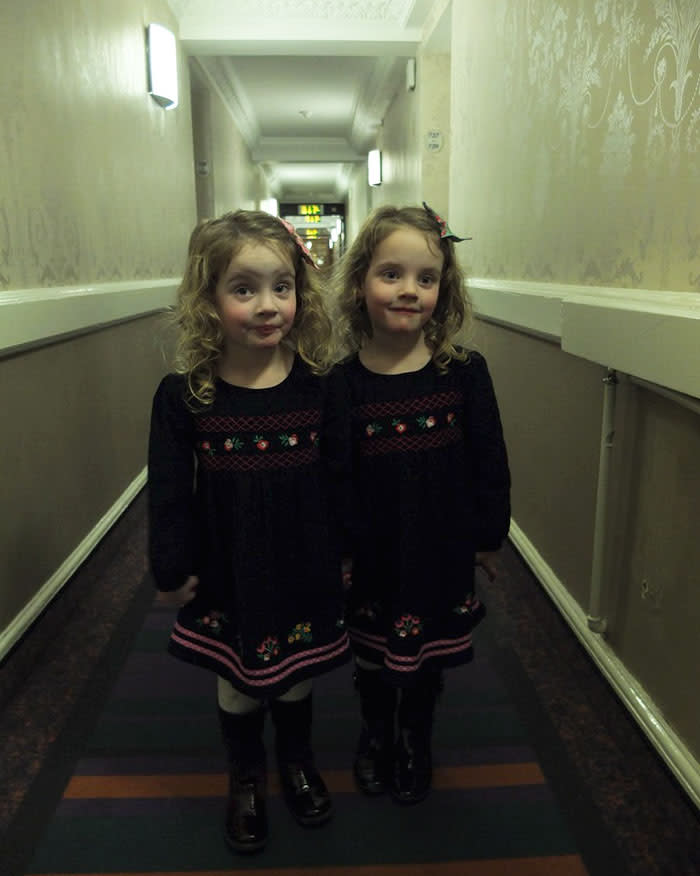 Las gemelas intentan emular una secuencia inolvidable de la película ‘The Shining’ (1980) Foto: Twitter.com/wefail