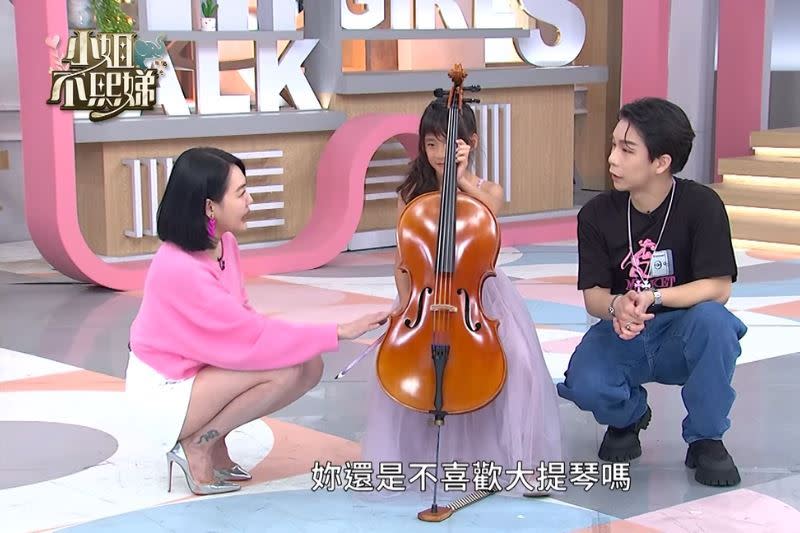 蔡沐妍女兒在節目中表演大提琴。（圖／翻攝自小姐不熙娣YouTube）