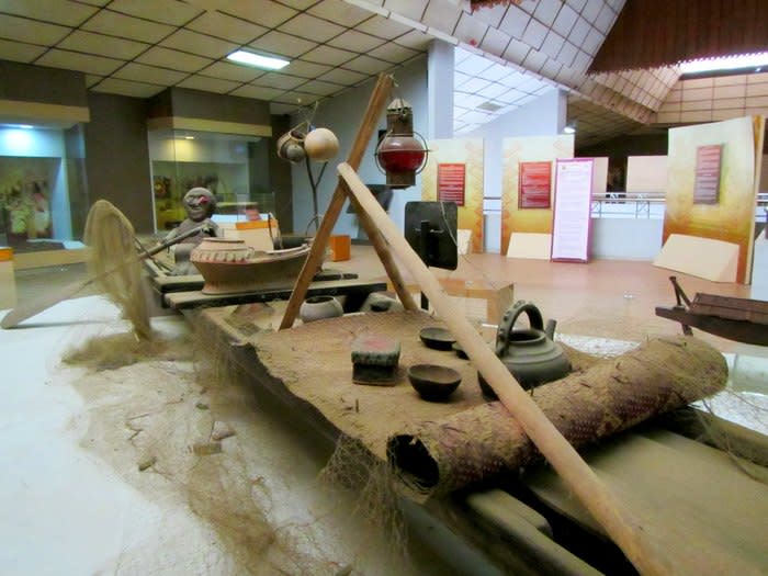Lampung Museum: On the first floor, it displays a history of Krakatau’s eruptions and the latest update on Mount Anak Krakatau, and relics from Lampung's prehistory as well as relics and artifacts from the Hindu-Buddhist eras until the colonial era.